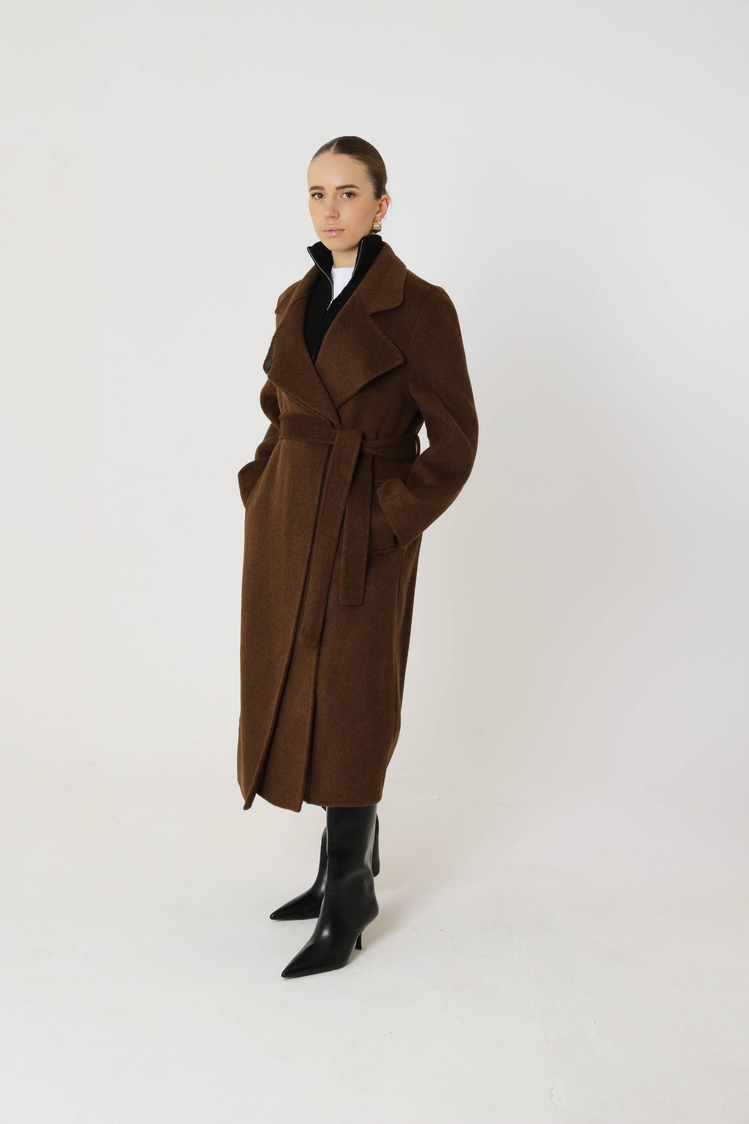 Manteau couleur chocolat 70 % laine avec écharpe
