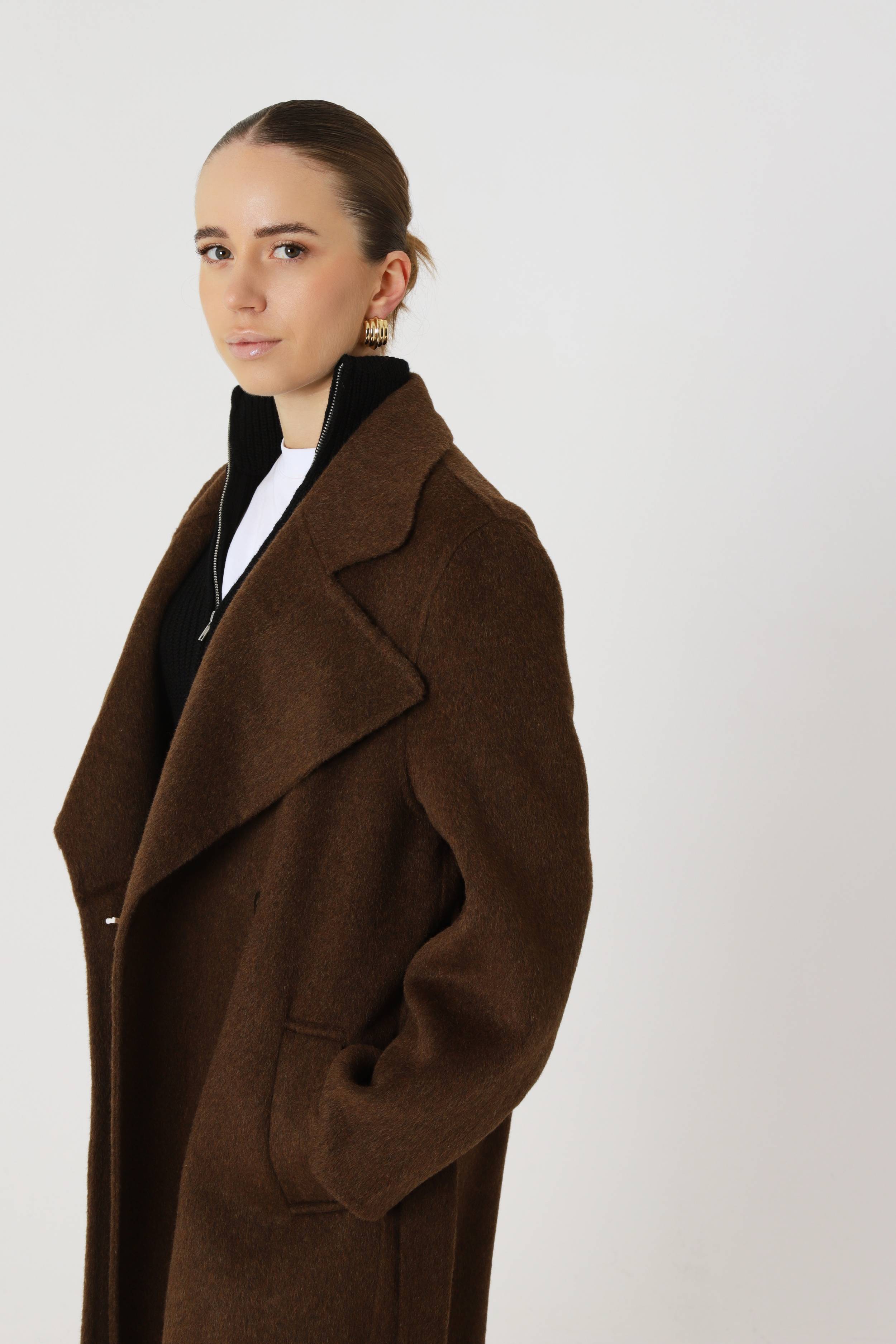 Manteau couleur chocolat 70 % laine avec écharpe