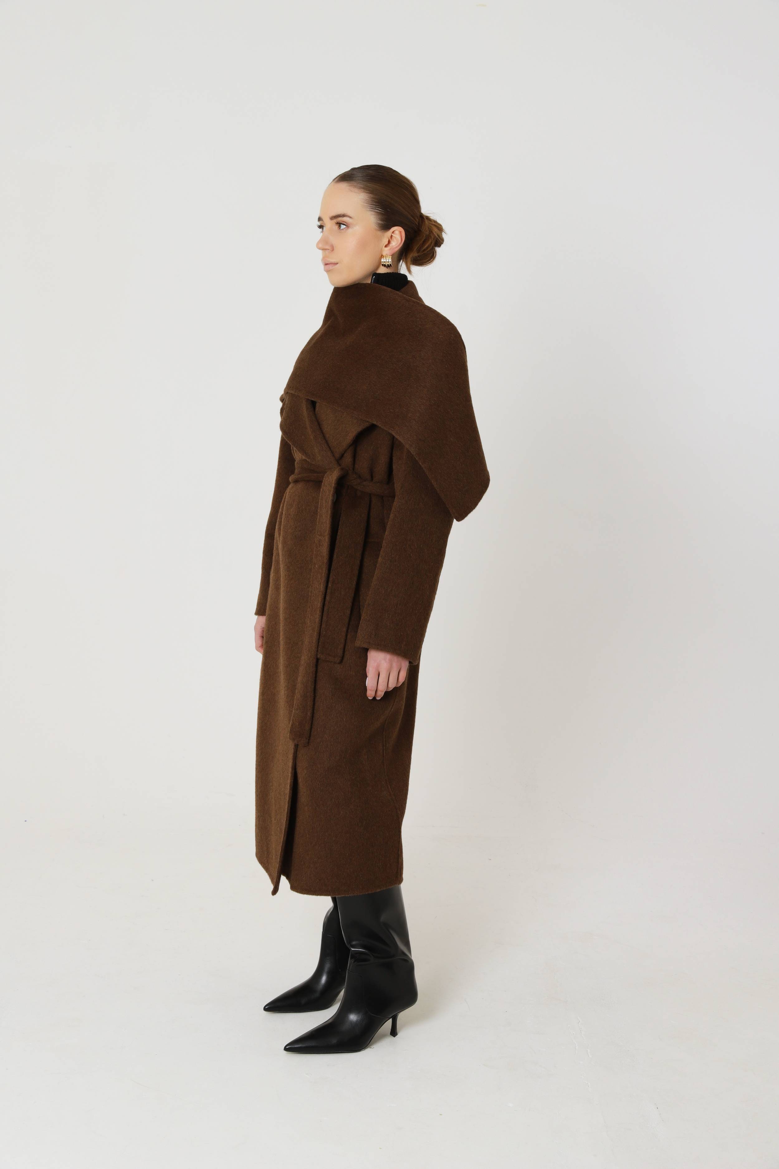 Manteau couleur chocolat 70 % laine avec écharpe
