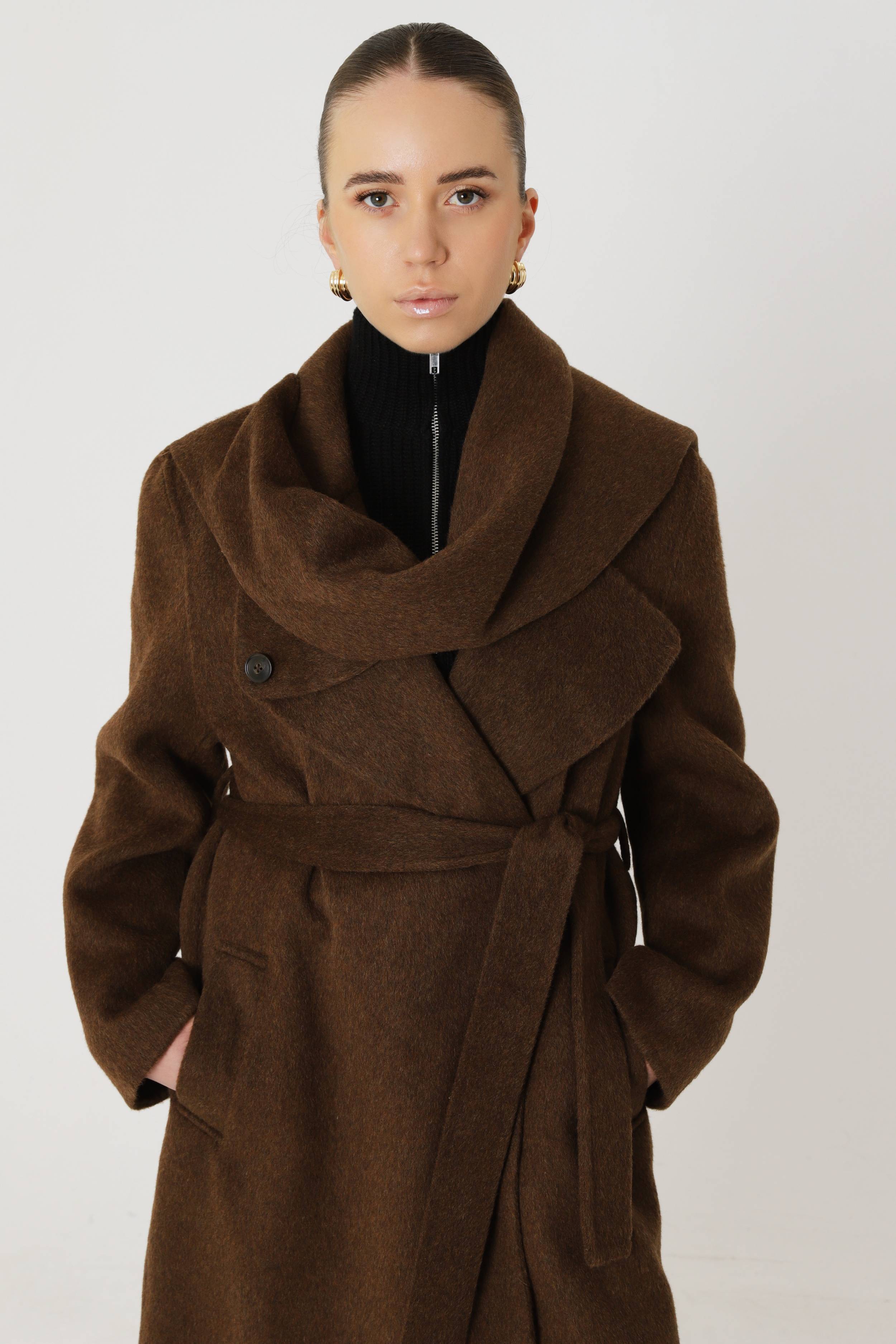 Manteau couleur chocolat 70 % laine avec écharpe