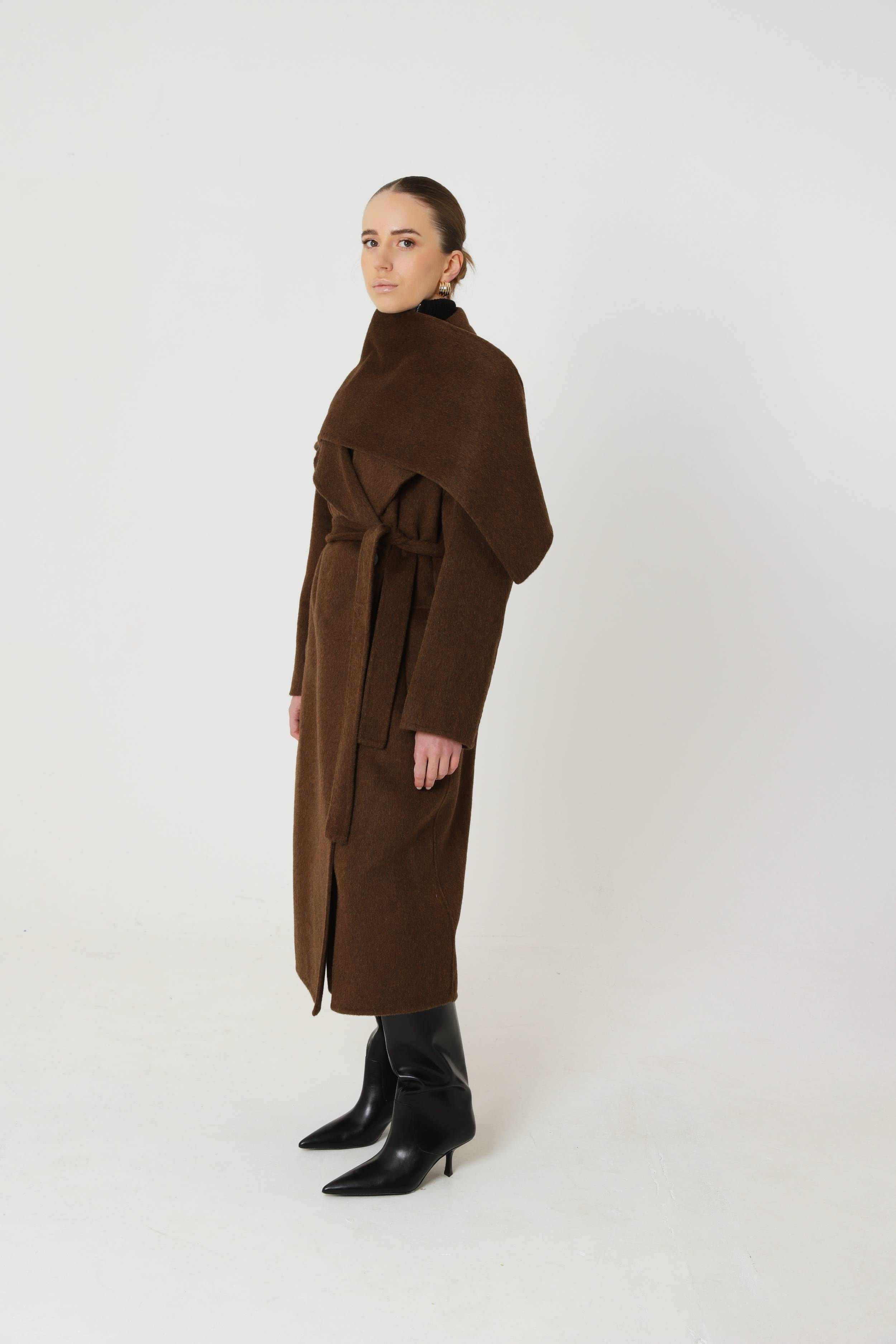 Manteau couleur chocolat 70 % laine avec écharpe