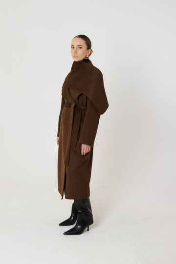 Manteau couleur chocolat 70 % laine avec écharpe