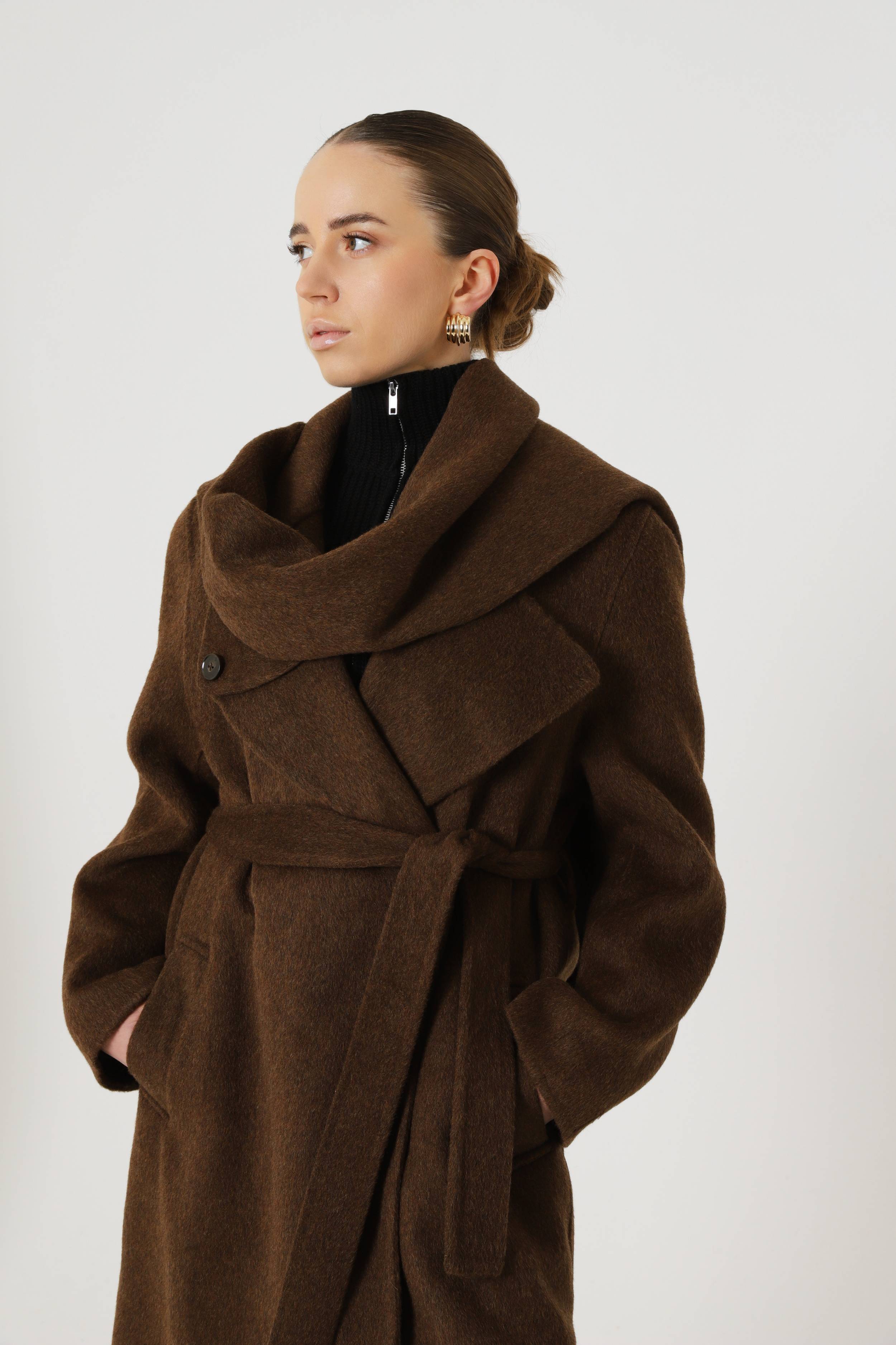 Manteau couleur chocolat 70 % laine avec écharpe