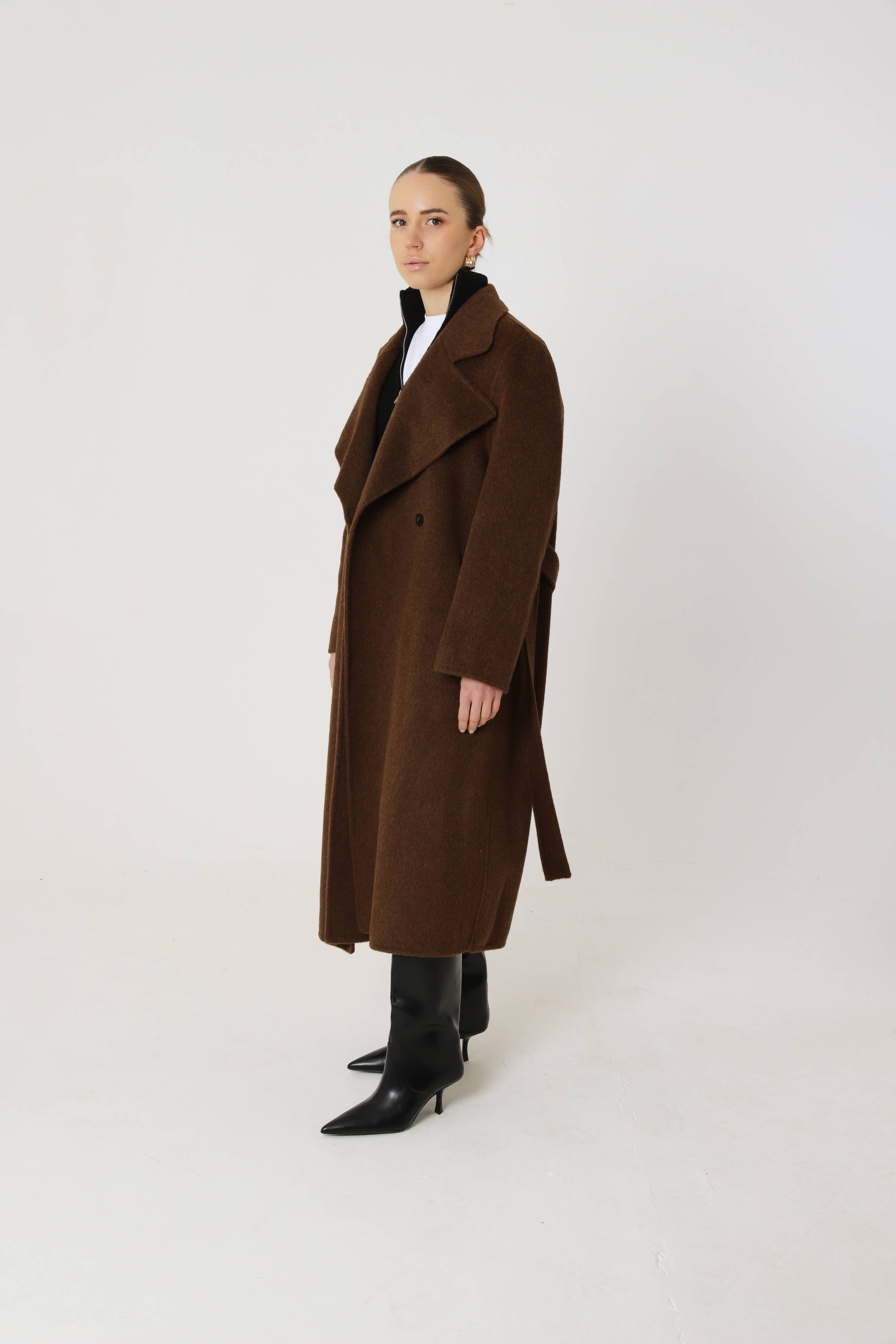 Manteau couleur chocolat 70 % laine avec écharpe