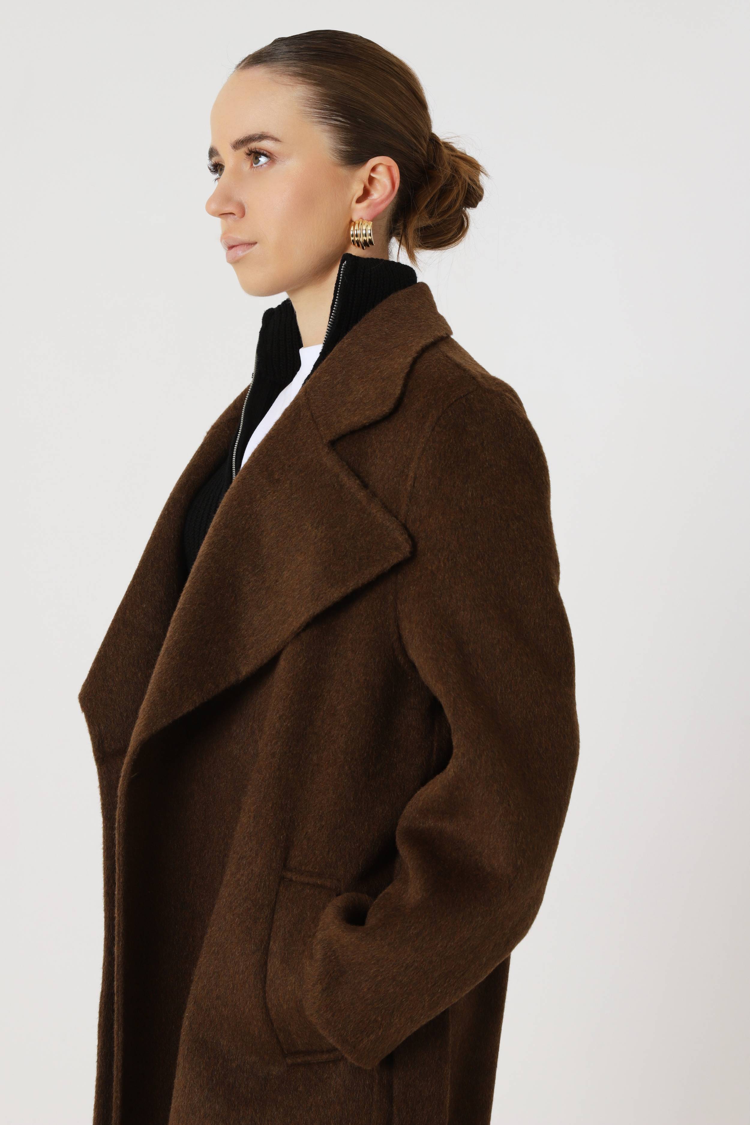 Manteau couleur chocolat 70 % laine avec écharpe
