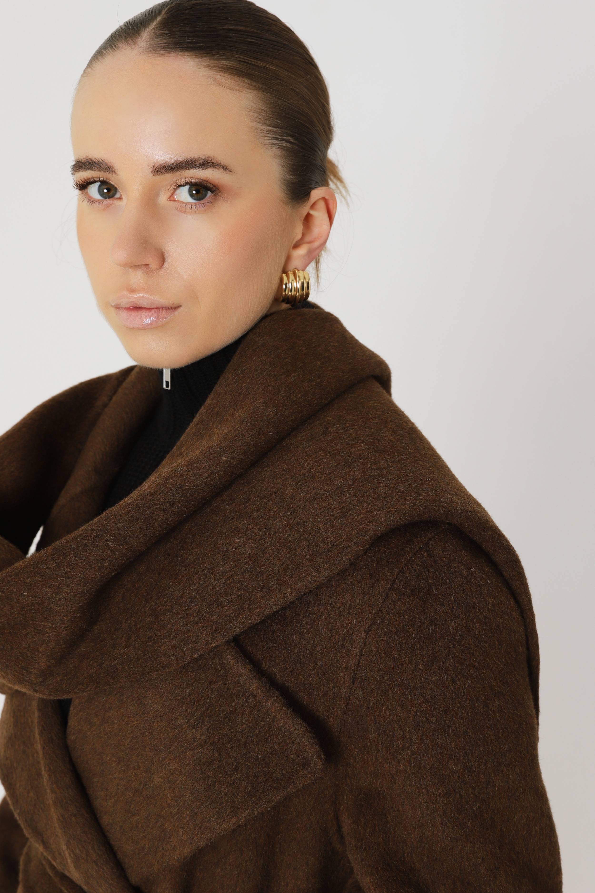 Manteau couleur chocolat 70 % laine avec écharpe