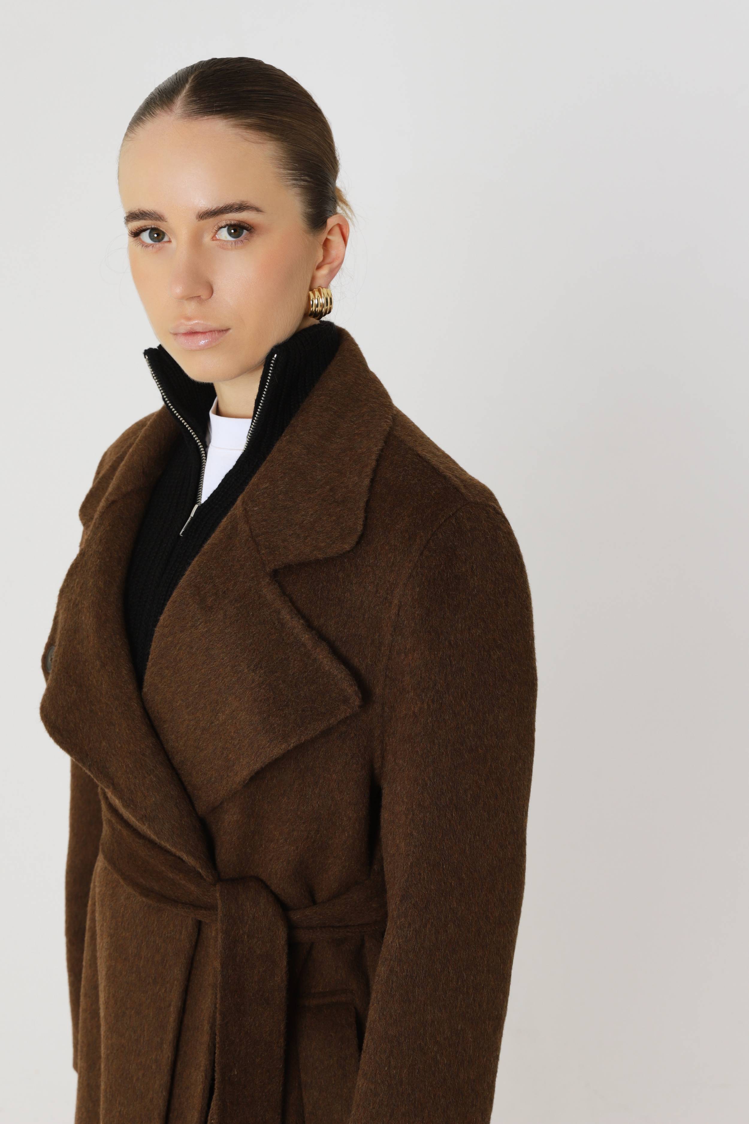 Manteau couleur chocolat 70 % laine avec écharpe