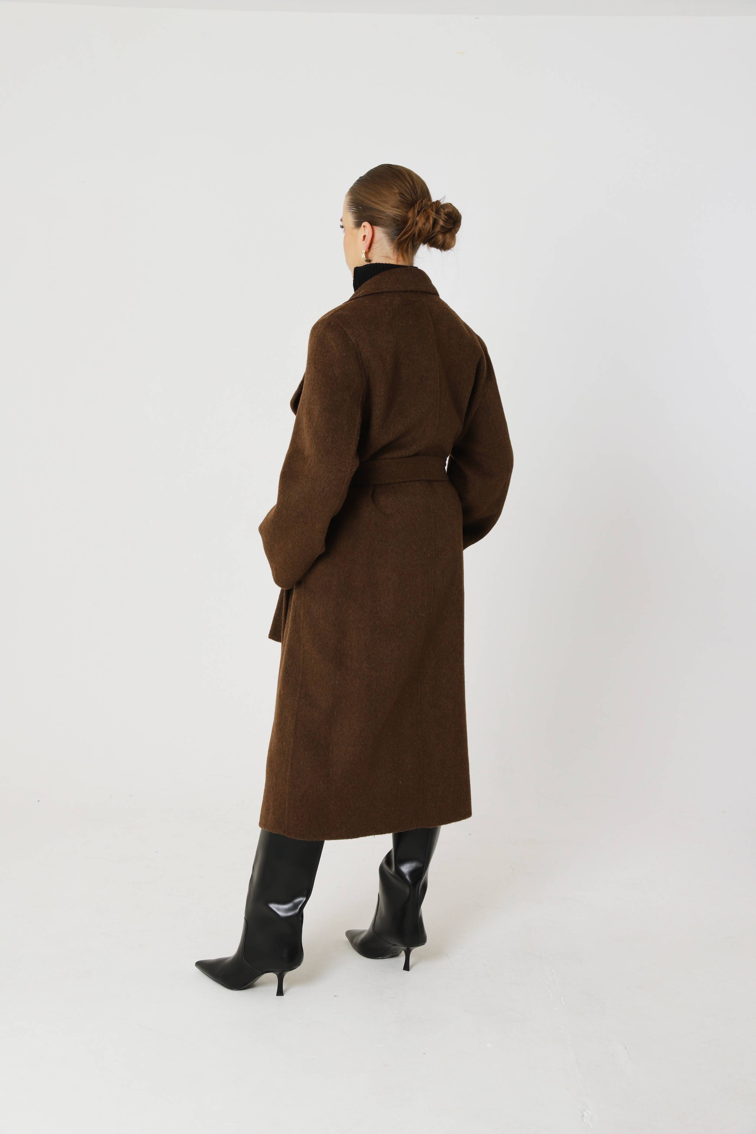 Manteau couleur chocolat 70 % laine avec écharpe