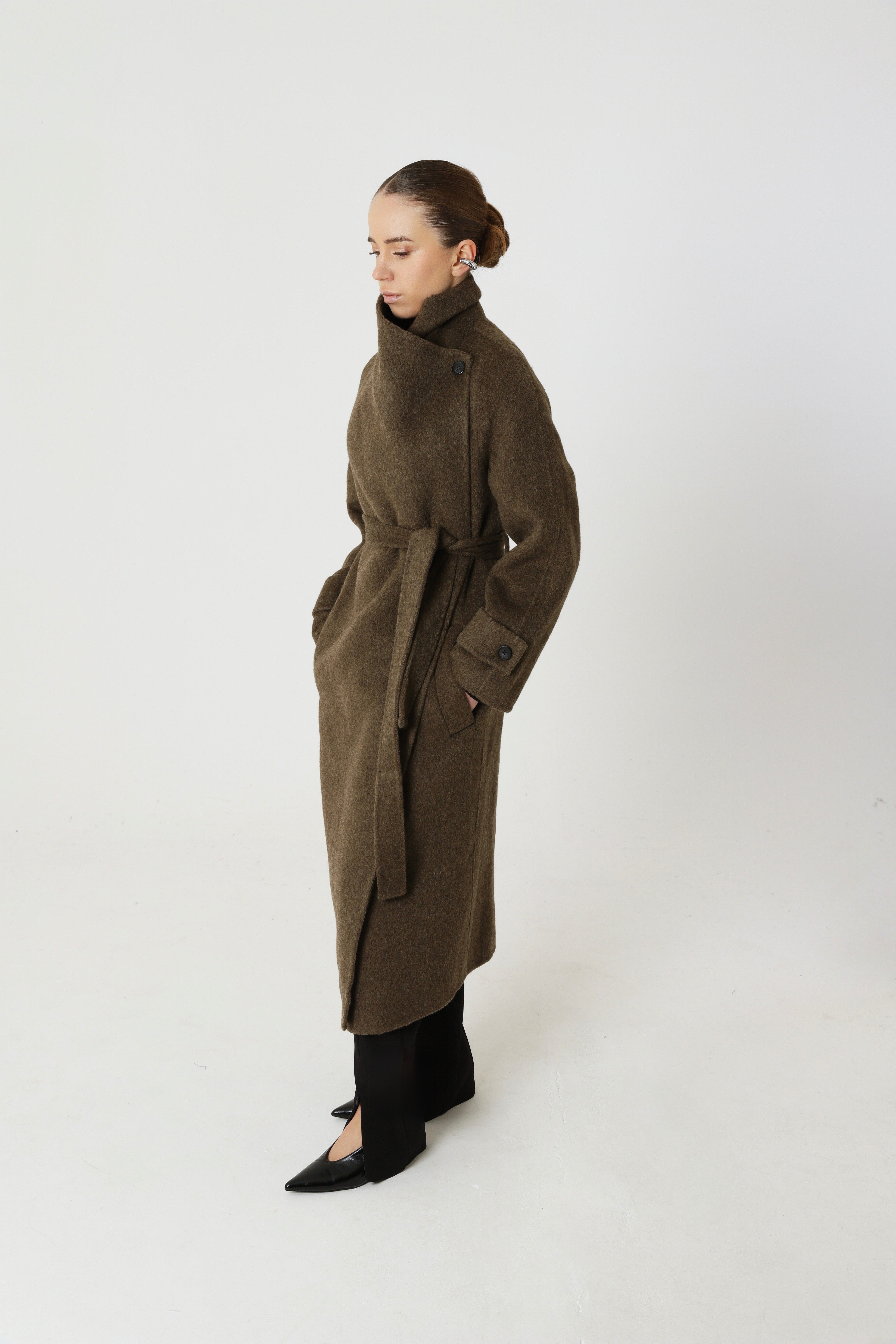 Jas met wikkelkraag van 70% wol en matcha-accenten.
