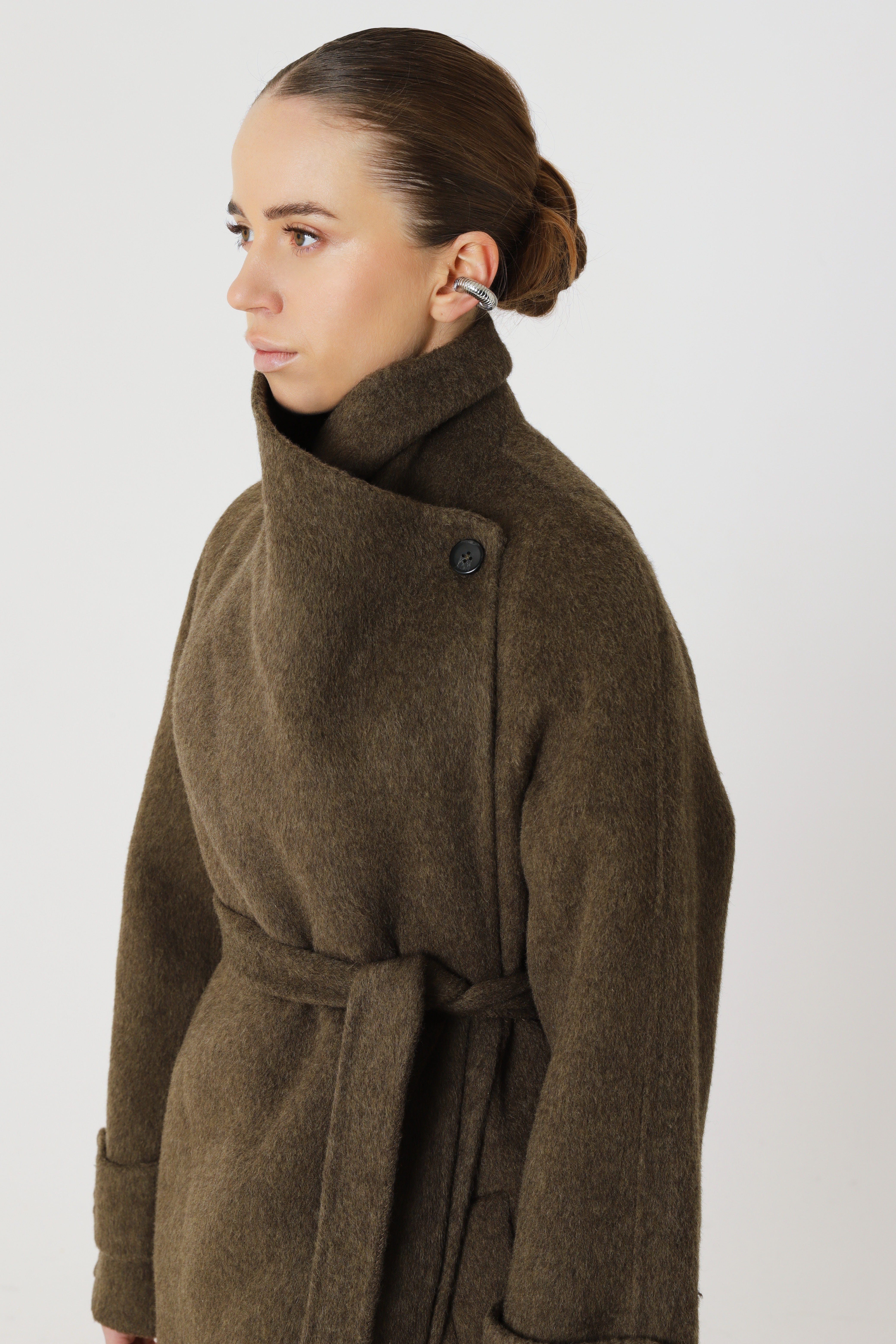 Jas met wikkelkraag van 70% wol en matcha-accenten.