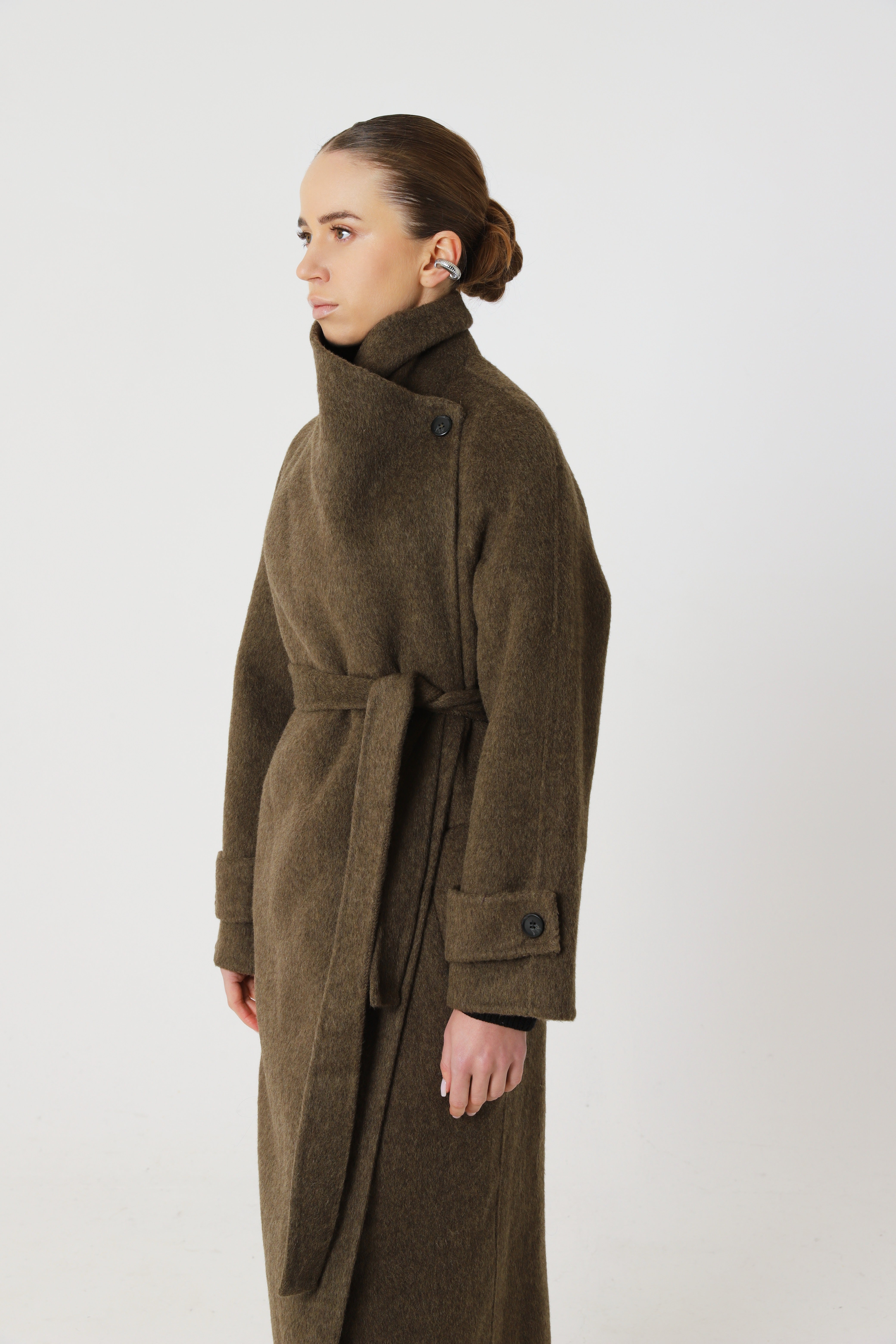 Jas met wikkelkraag van 70% wol en matcha-accenten.