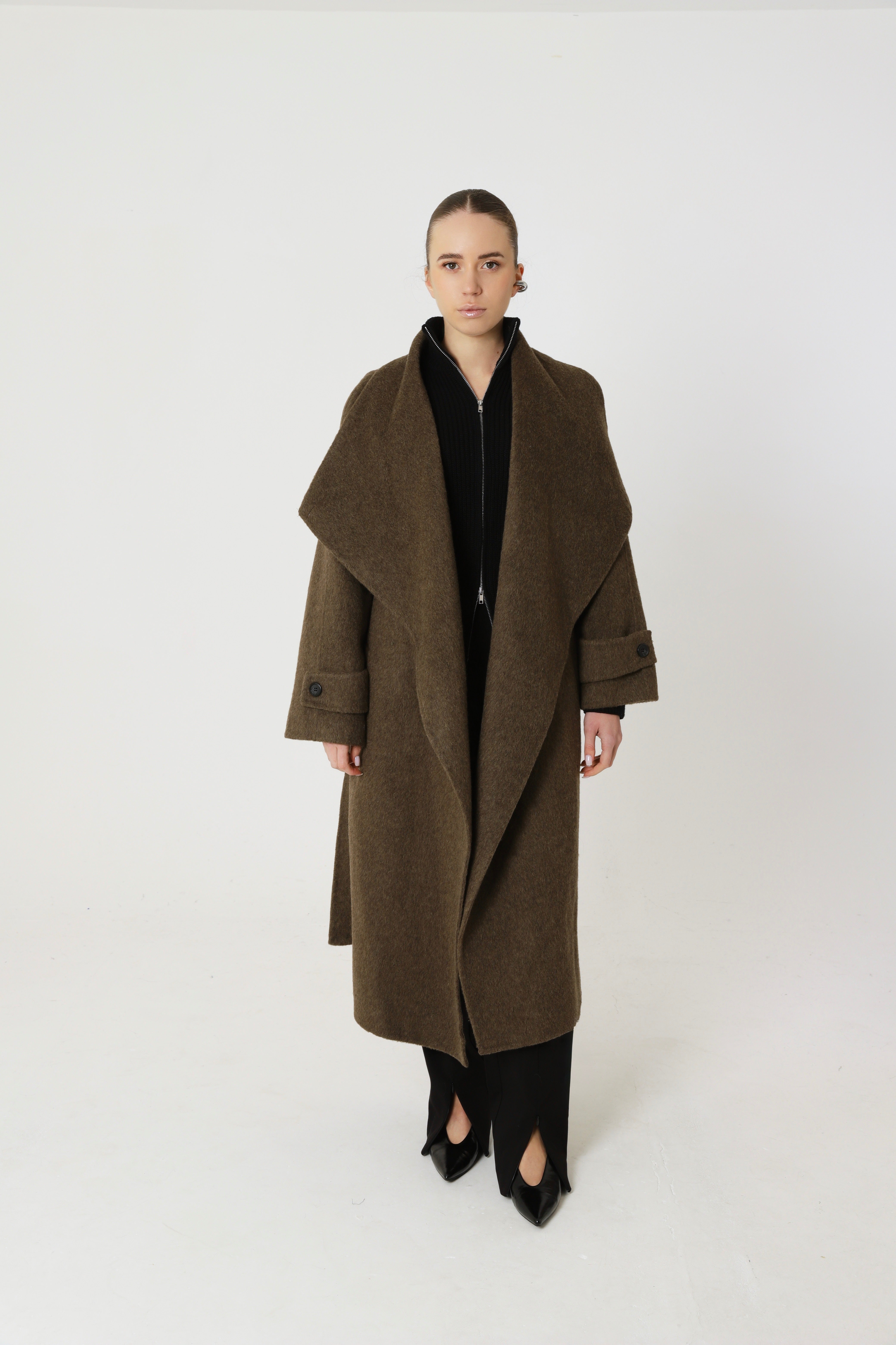 Jas met wikkelkraag van 70% wol en matcha-accenten.