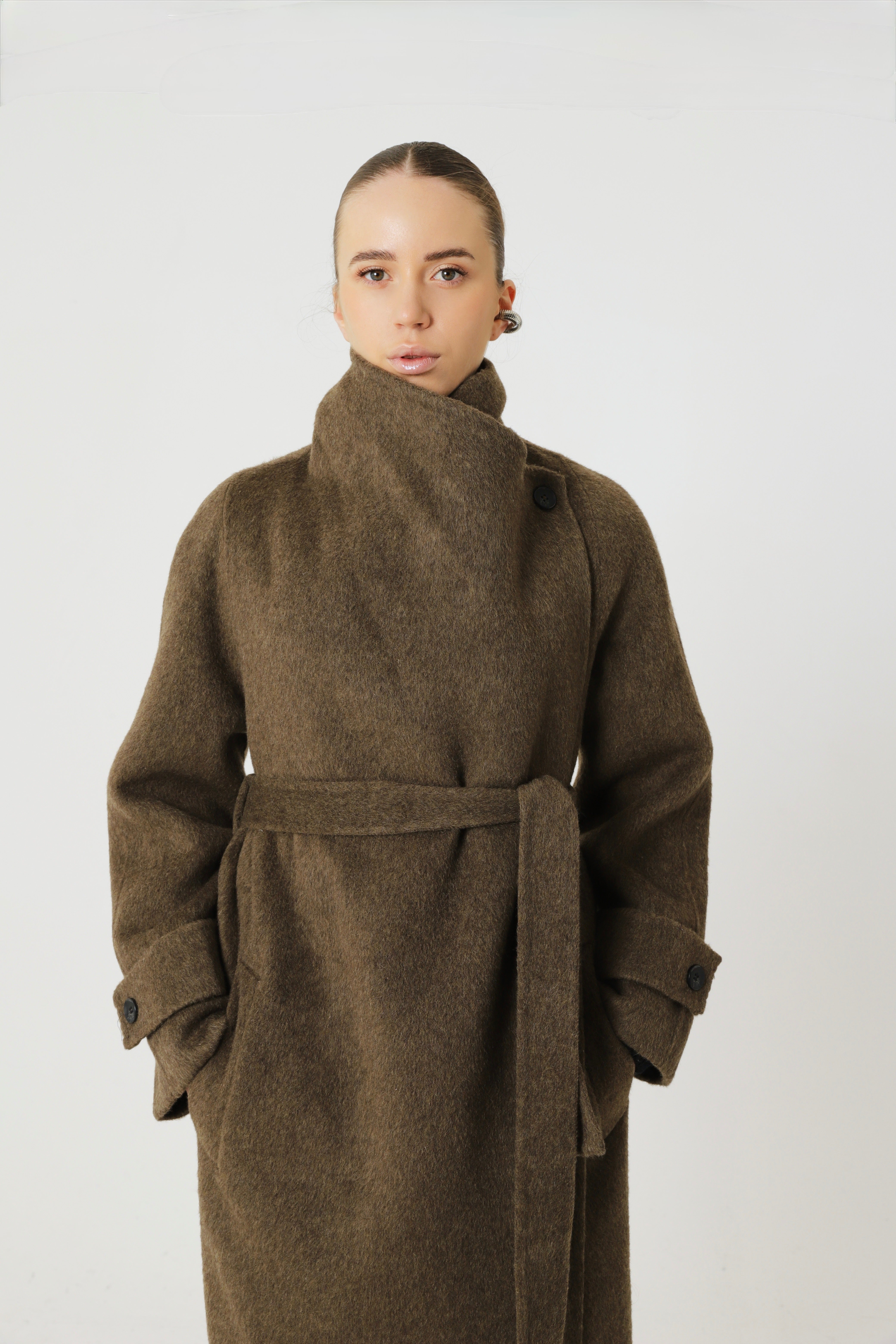 Jas met wikkelkraag van 70% wol en matcha-accenten.
