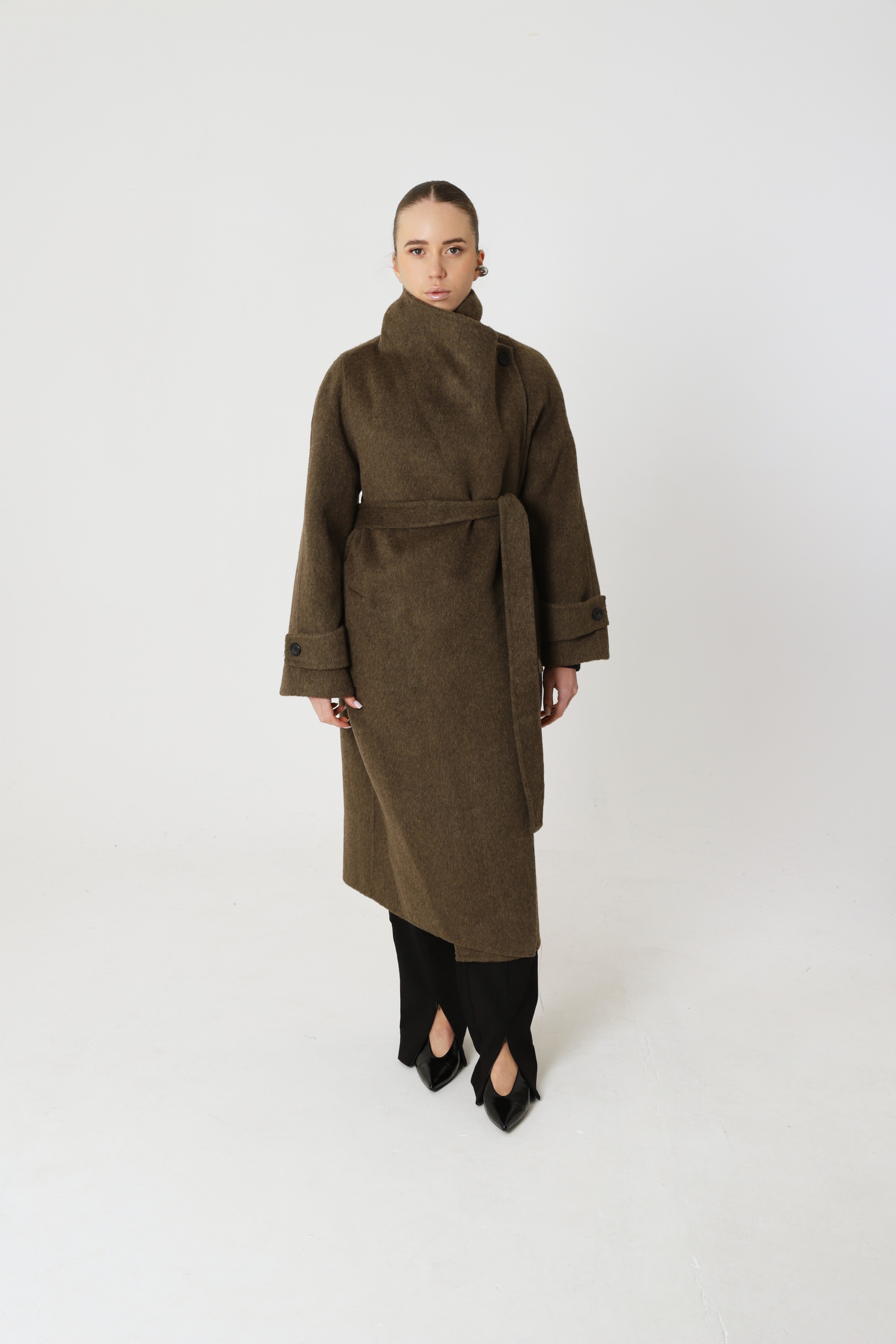 Jas met wikkelkraag van 70% wol en matcha-accenten.