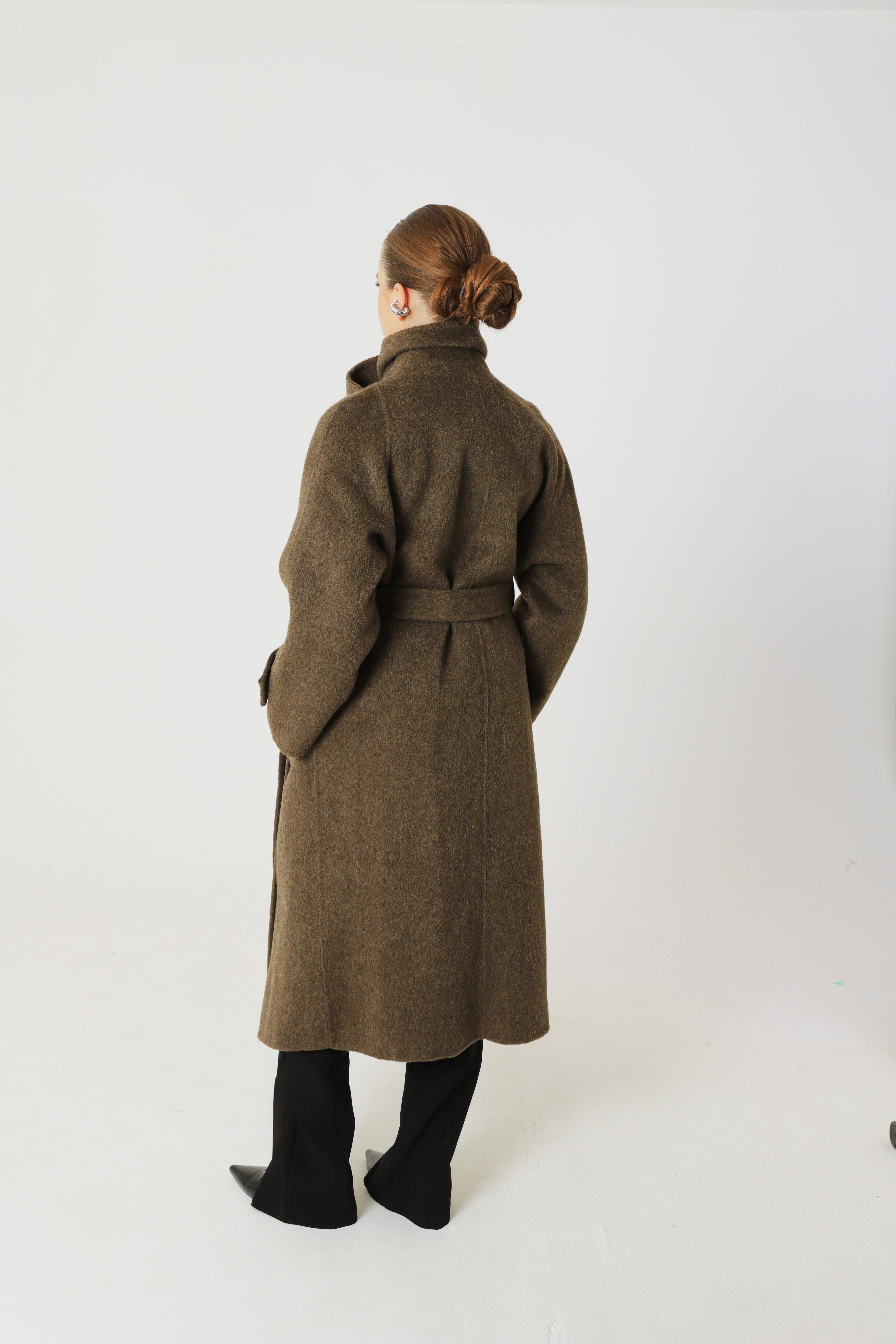 Jas met wikkelkraag van 70% wol en matcha-accenten.