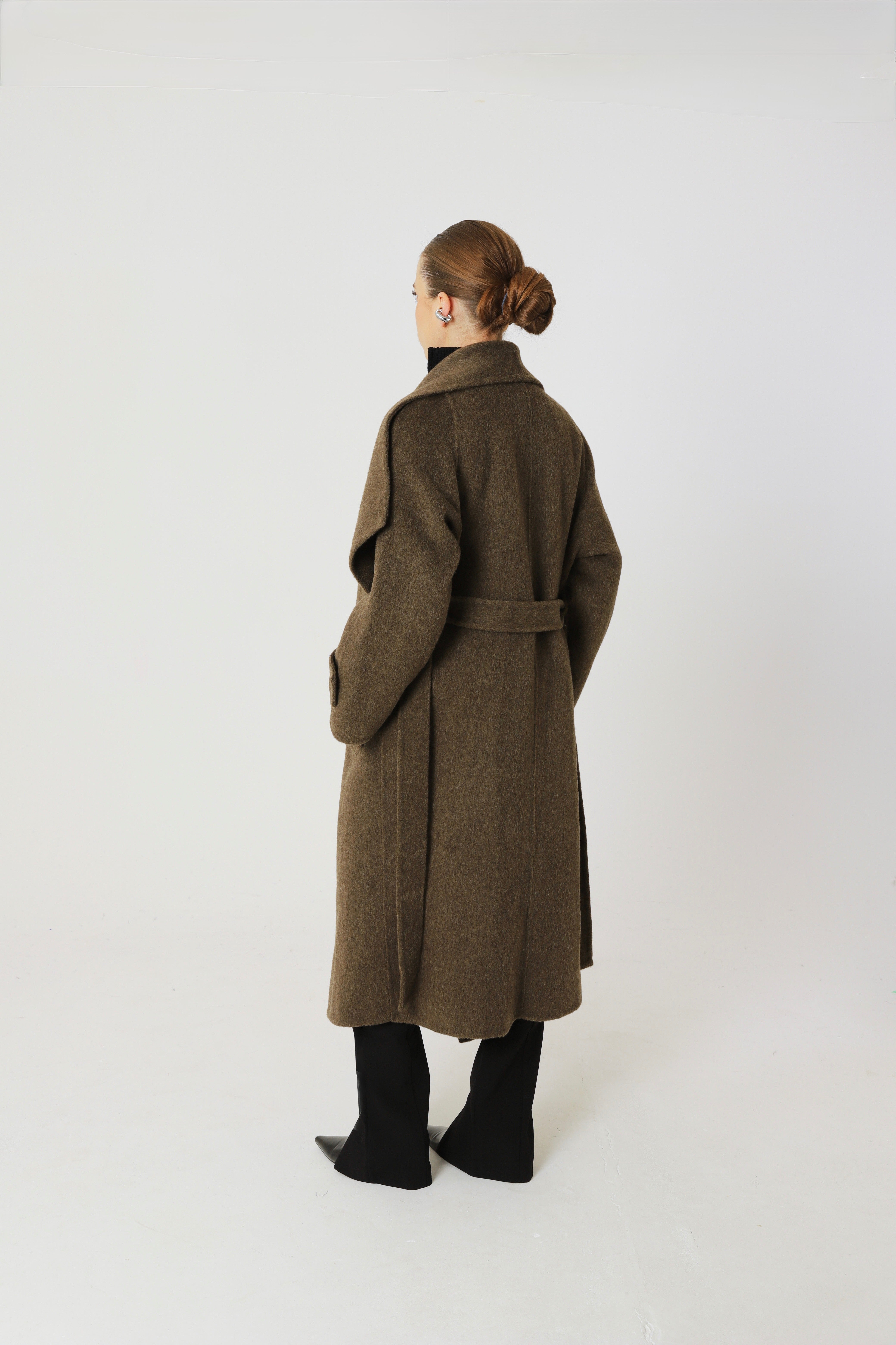 Jas met wikkelkraag van 70% wol en matcha-accenten.